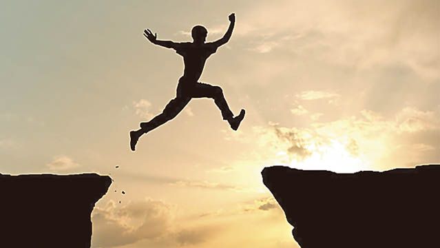 Persona feliz por que logra comunicarse desde la empatía activa