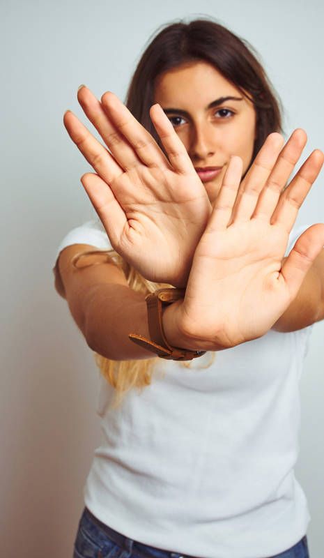 Mujer aprendiendo a expresarse mejor para lograr una comunicación asertiva