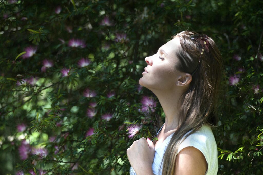 Mujer conectada con la naturaleza y la autenticidad personal 