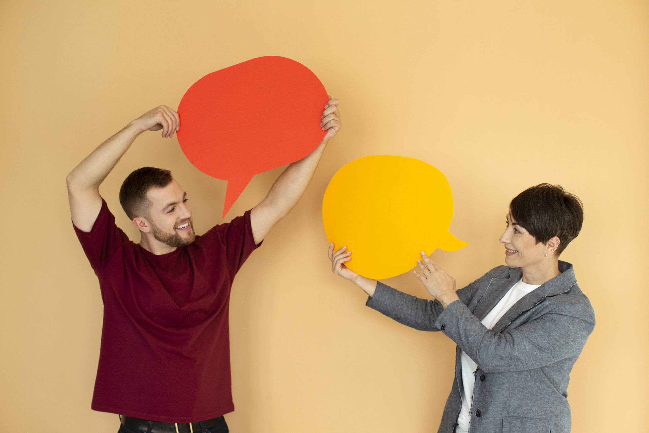 un chico y una chica manteniendo una conversación amena y efectiva mientras sonríen