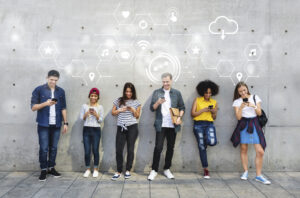 Jóvenes conectando a través del celular, reflejando errores al conectar en la vida real.