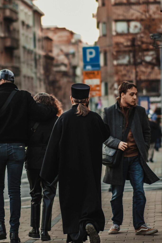 Mujer extrovertida caminando