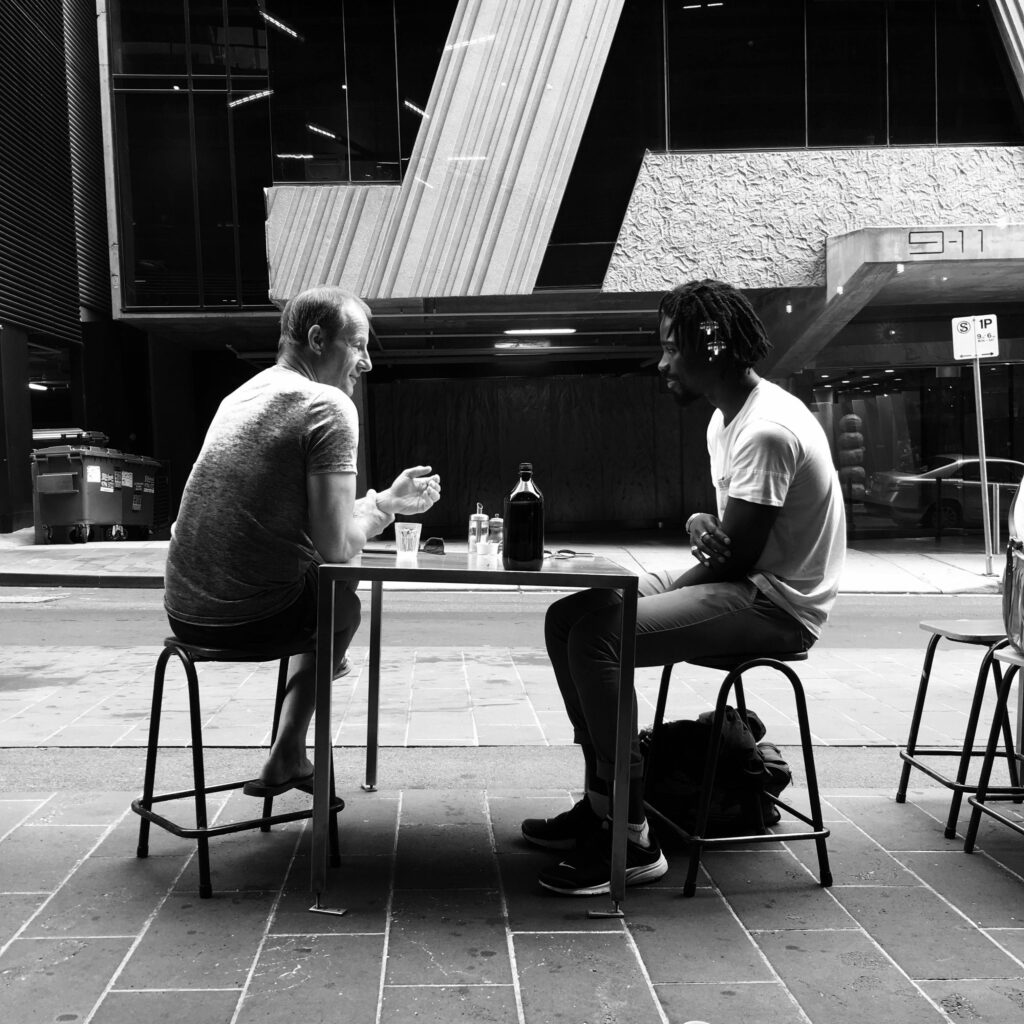 Dos personas dialogando sanamente 