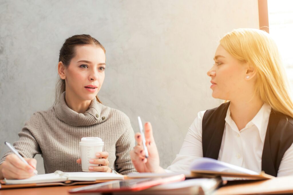 Dos mujeres hablando tranquilamente 