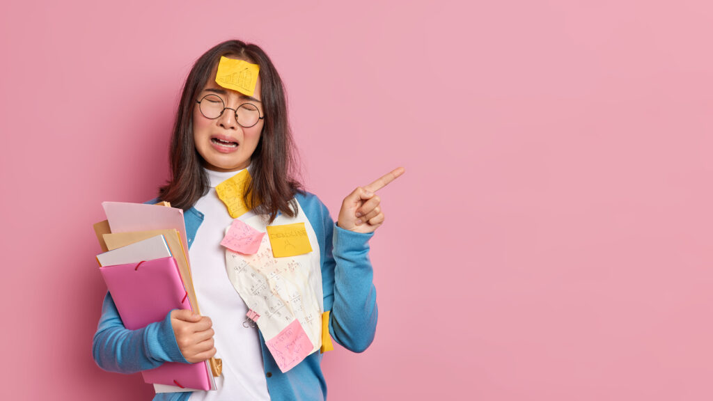 Mujer triste por que todas sus conversaciones terminan en discusiones